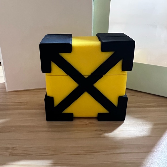 Off-White Arrow AirPod Pro Case - Picture 3 of 7